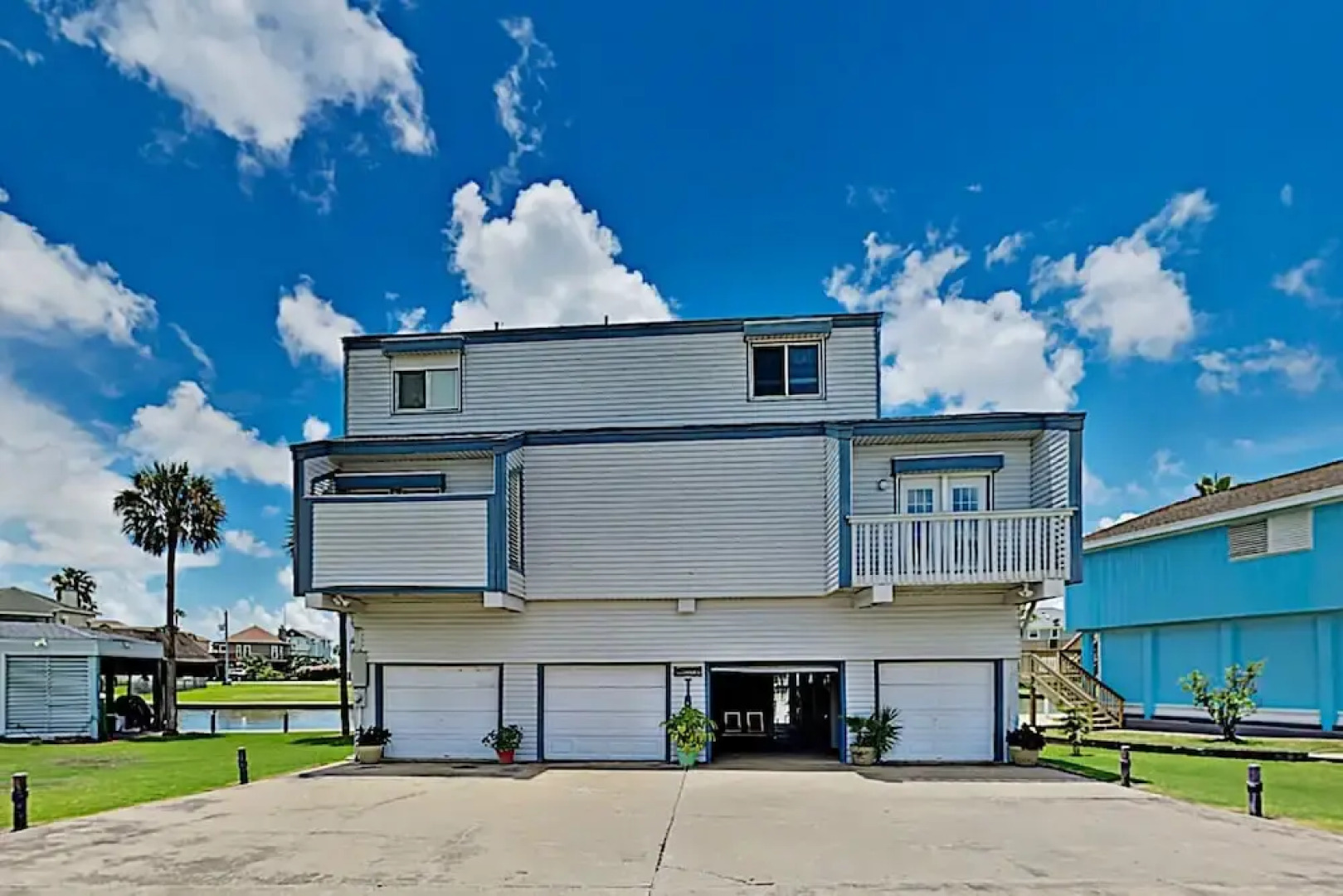 Bayfront Tiki Island W /boat Slip & Deck! 3 Bedroom Home