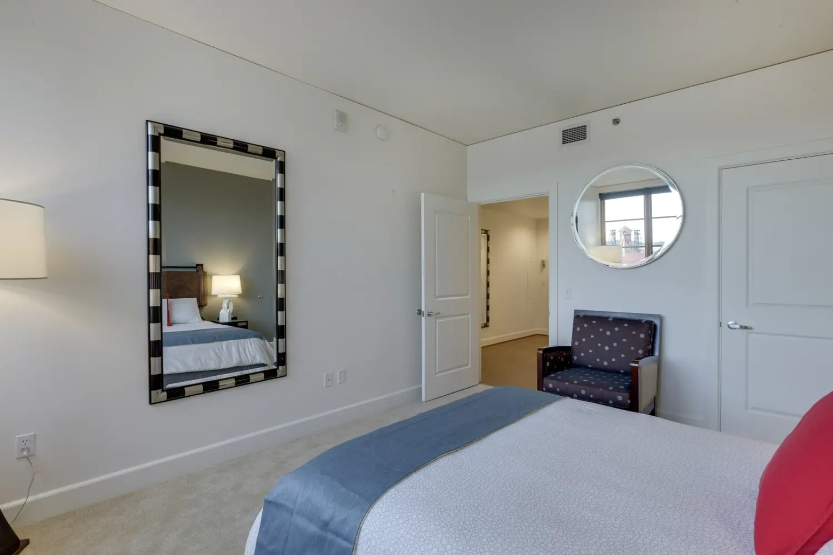 Great spacious Apartment - Downtown Location