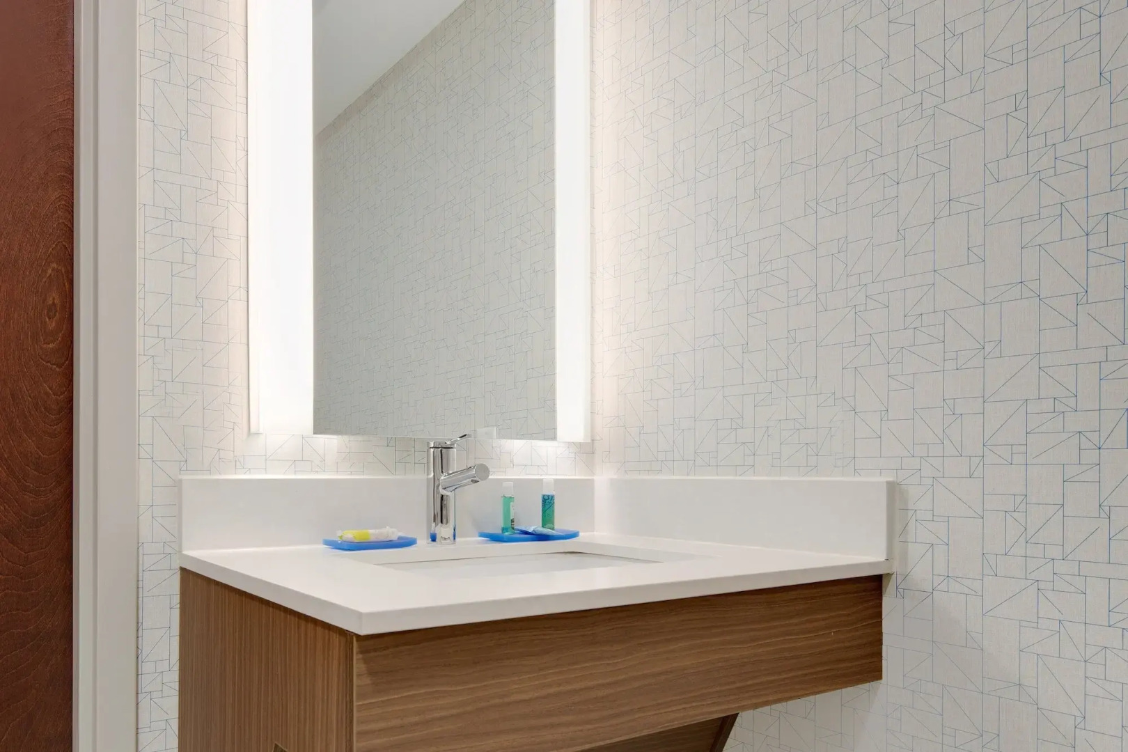 Holiday Inn Express & Suites Bradley Airport by IHG