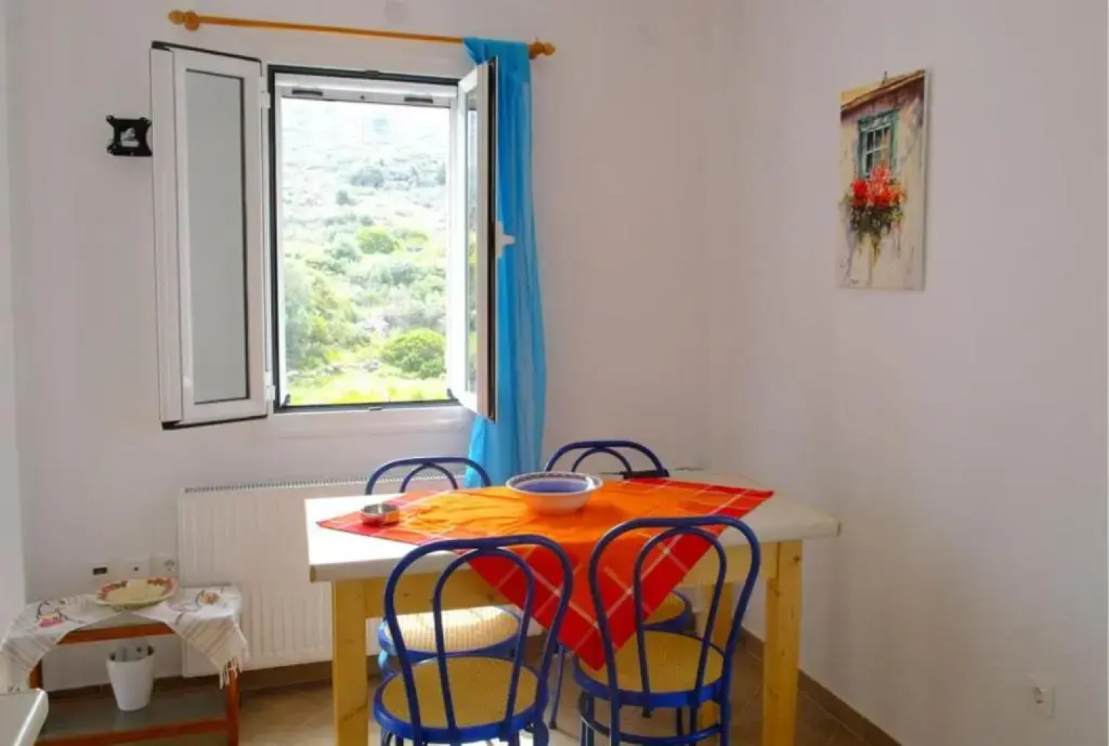 Apartment with sea view and balcony 60m from beach