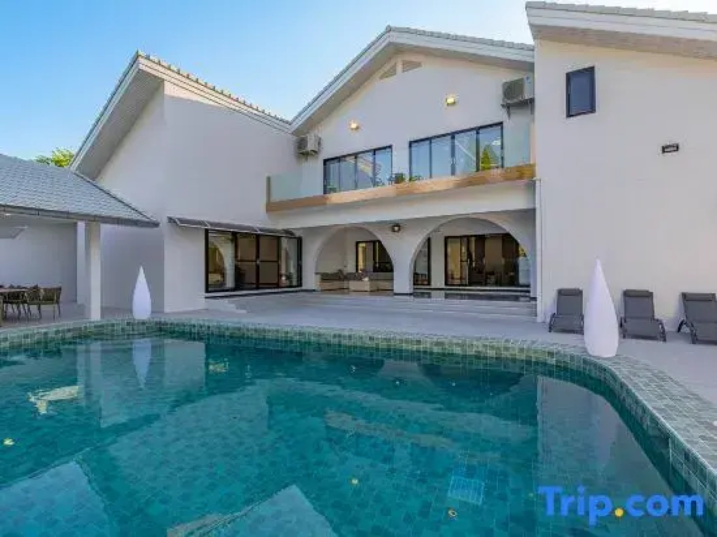 Pattaya Grand Villa 6 Bedroom 8 Bath (Private Pool, KTV, Sauna, Fitness Area)