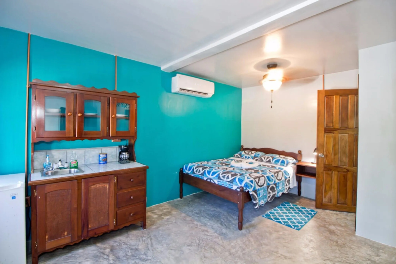 Sandbar Beachfront Hotel & Hostel