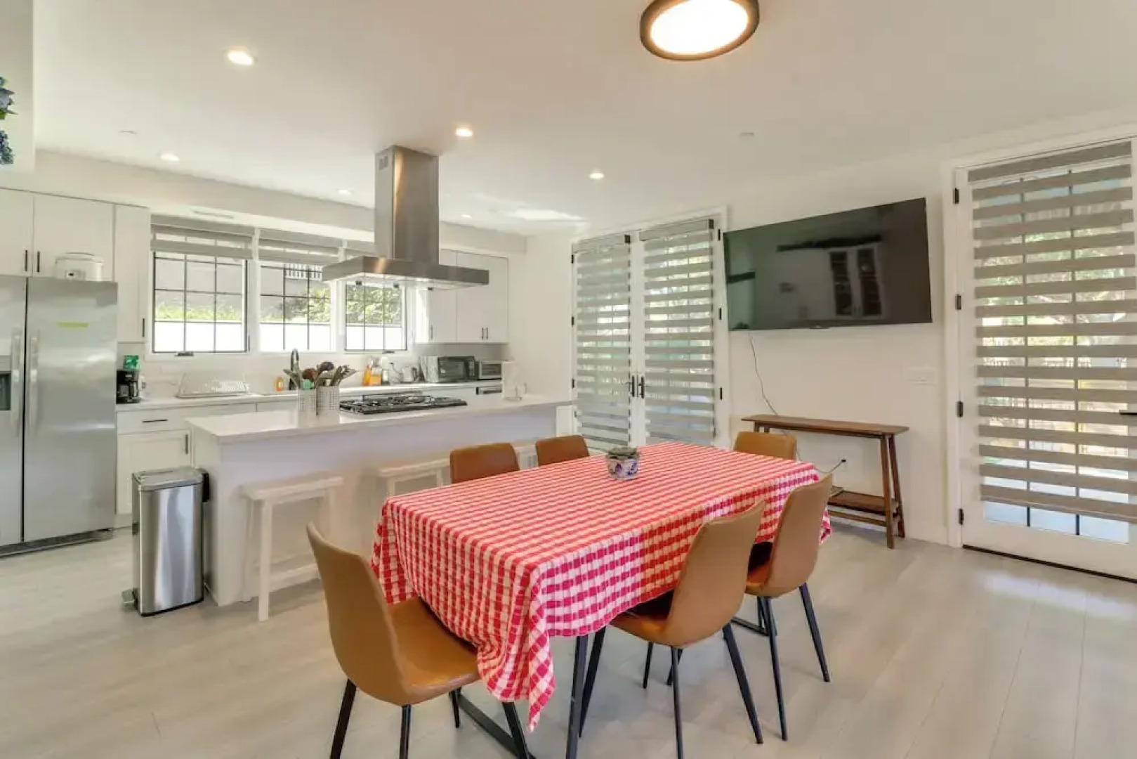 Shop, Dine & Explore Pasadena! The Lincoln Home