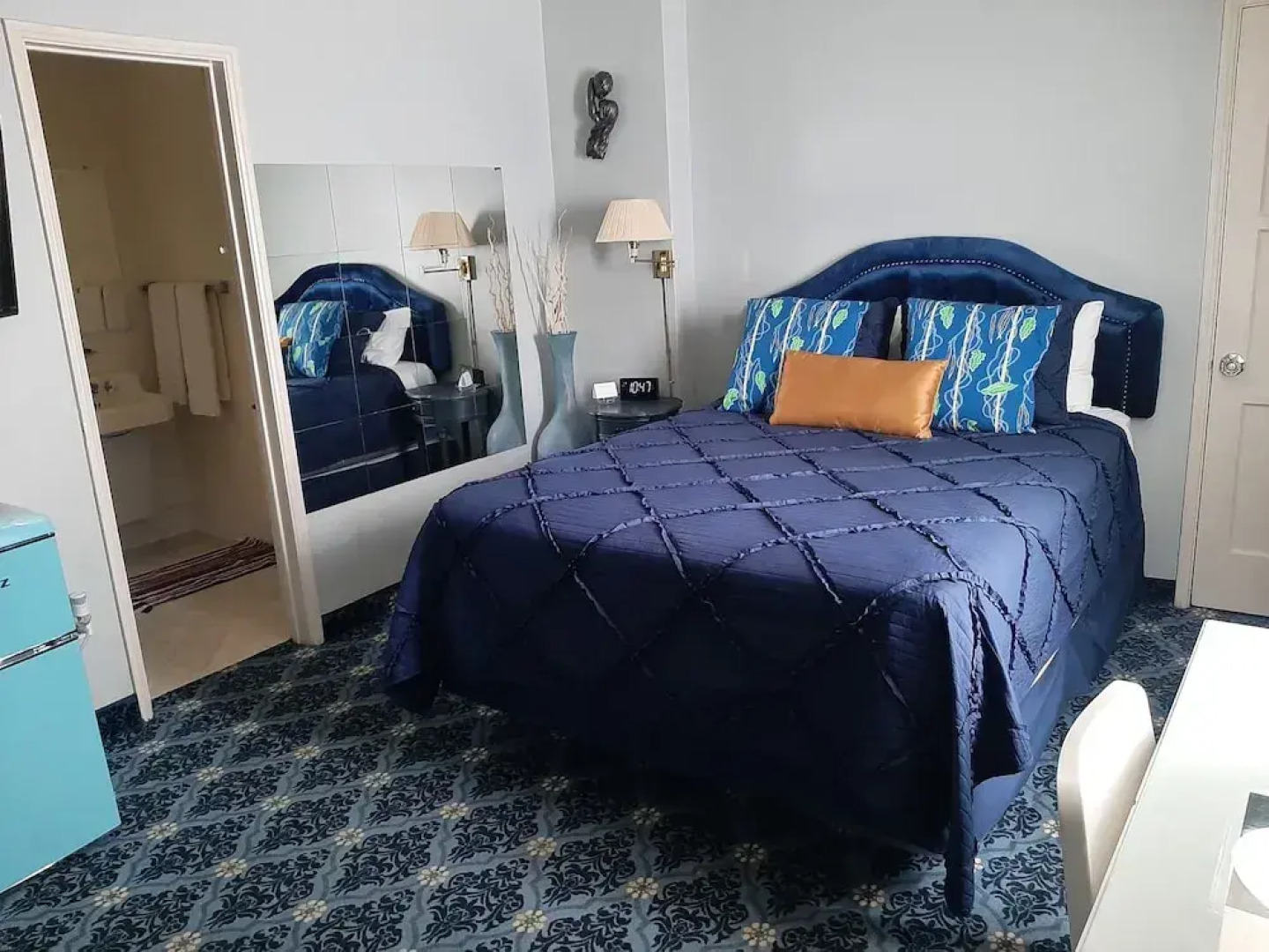 The New Star Motel with Studio-Kitchens: 1950s Extended-Stay Lodging and Retreat Center