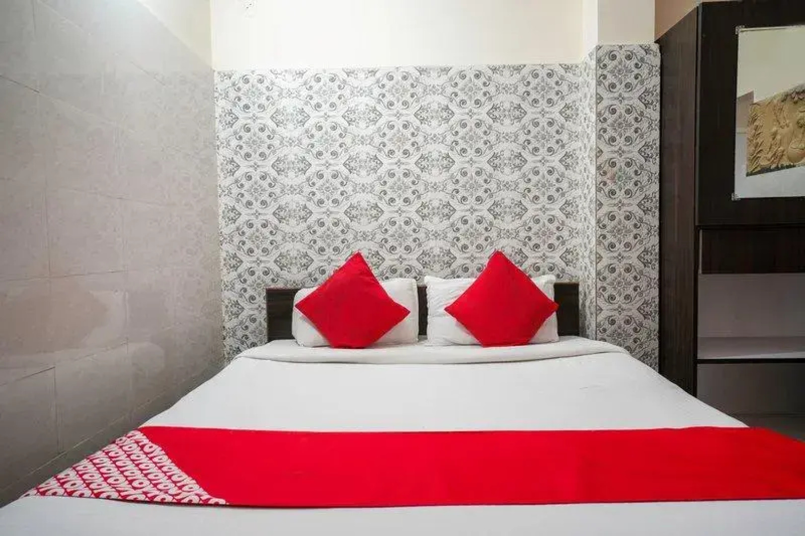 OYO 69076 Hotel Sweekar