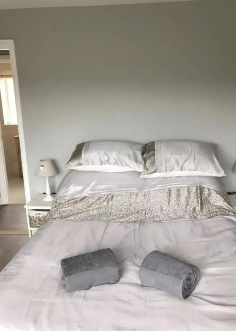 Pet-friendly - 2 Bedrooms Bungalow hot tub Parking