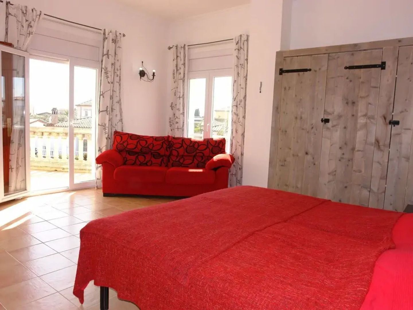 Spacious Villa in Vilacolum With Swimming Pool