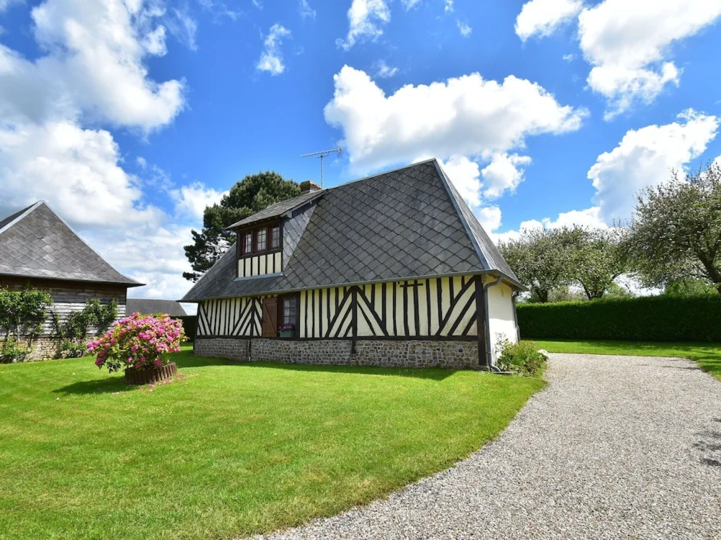 Rural, Detached Holiday Home With Pleasant Garden Near the French West Coast