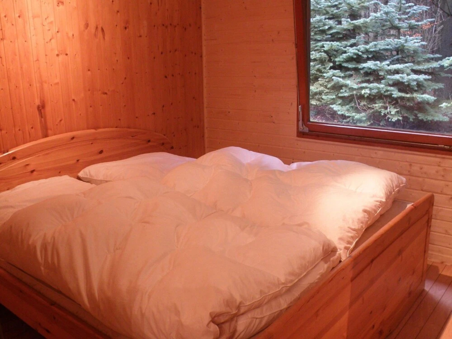 Tidy furnished wooden chalet, located close to the forest