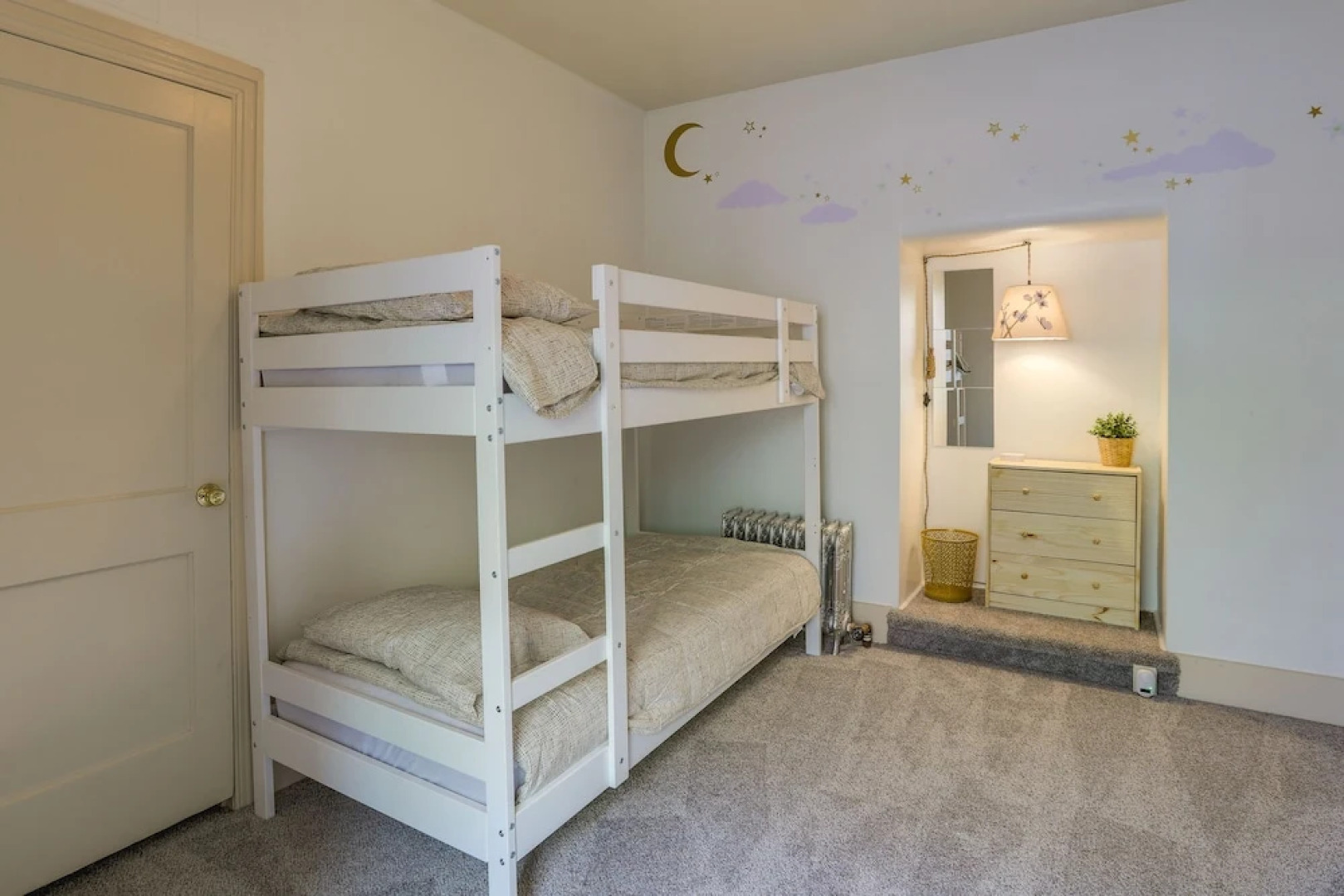 Walk to Restaurants & Shops: Apt in Pennsylvania!