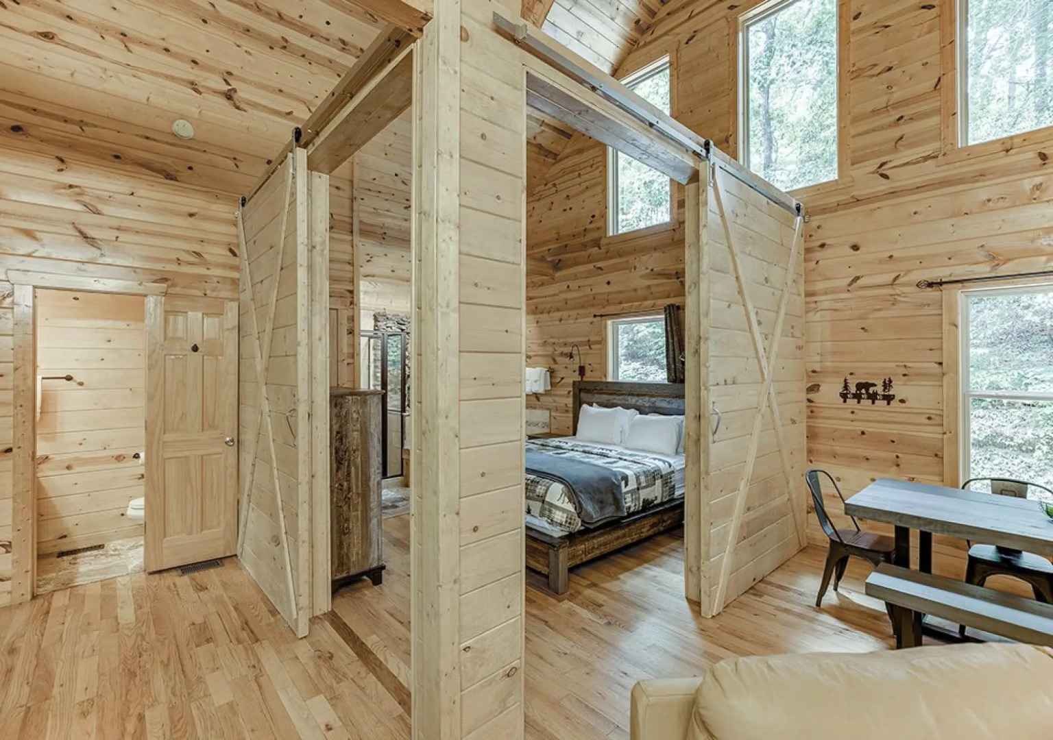 Luxury Cabin Sleeps 8 With Creekside Fire pit Near Helen GA