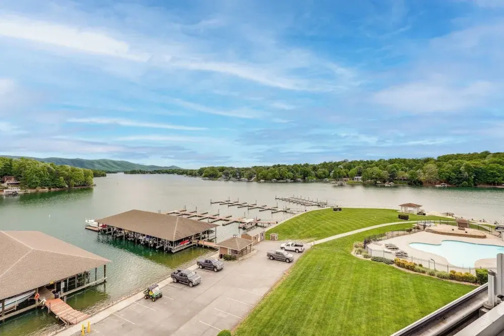 Resort Amenities & Beach Access: Huddleston Condo