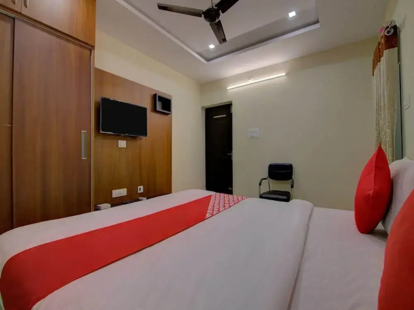 Pramukh Palace by OYO Rooms