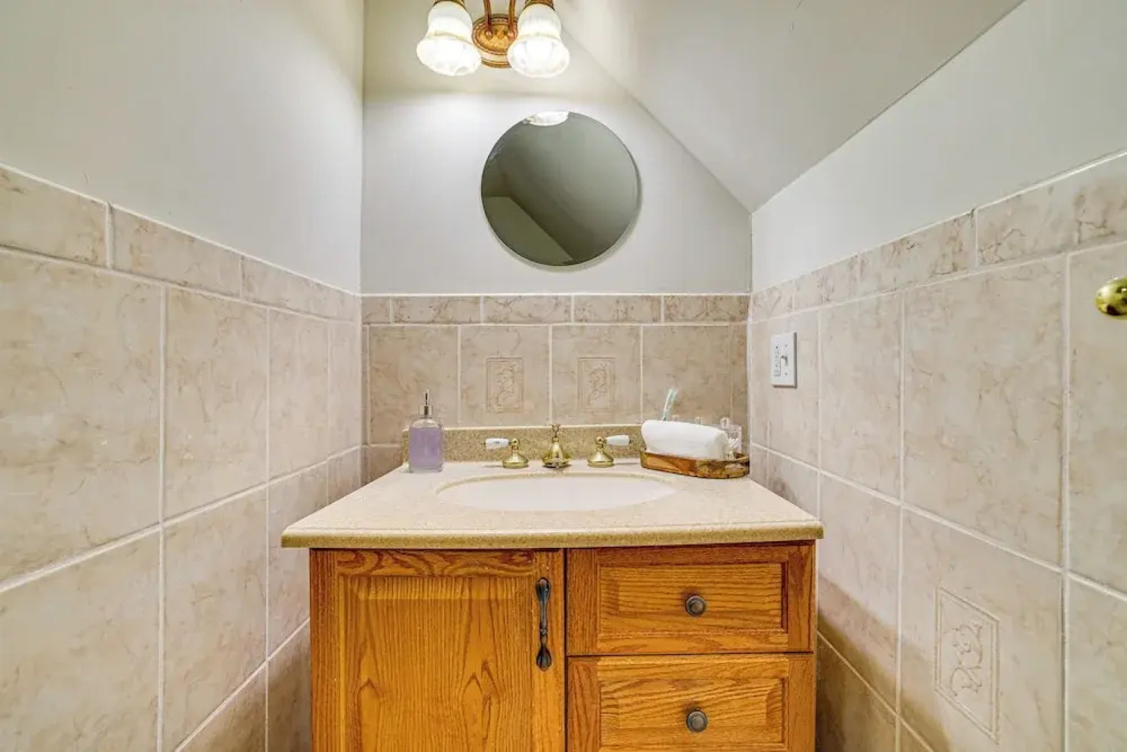 Hot Tub + Decks: Tree-lined Retreat in Pocono Lake