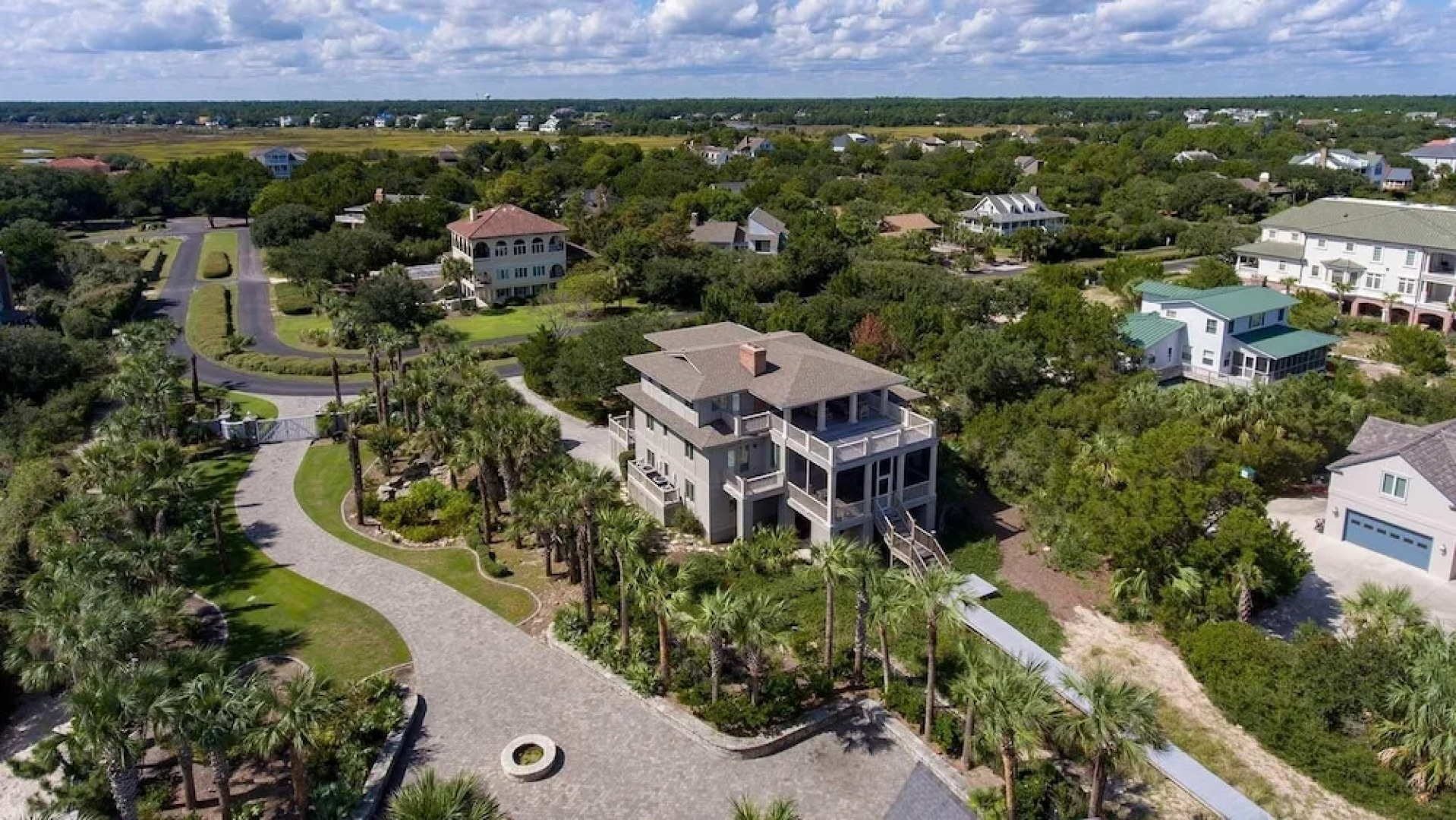 134 Maison Blanche 7 Br Home by RedAwning