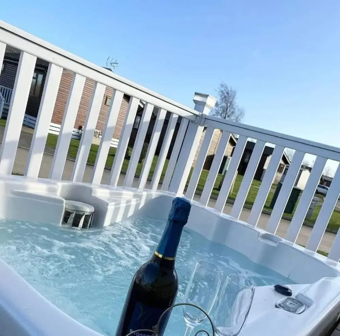 Beautiful 3-bed Hot Tub Lodge at Tattershall Lakes