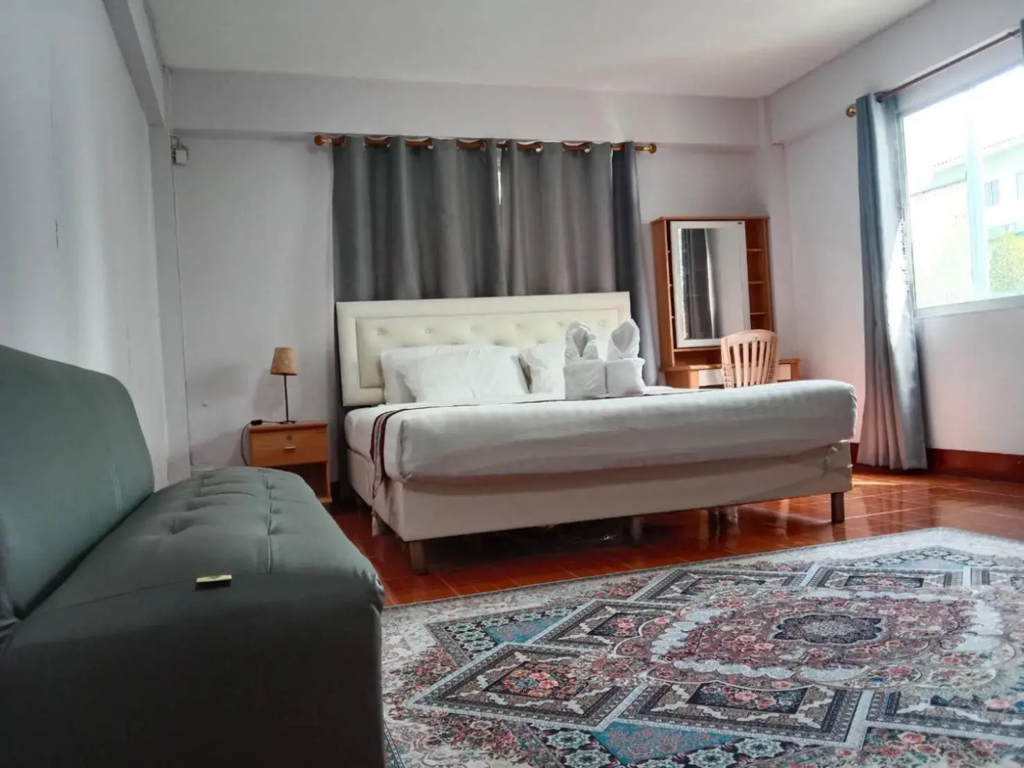 Beachfront Hotel Cha Am