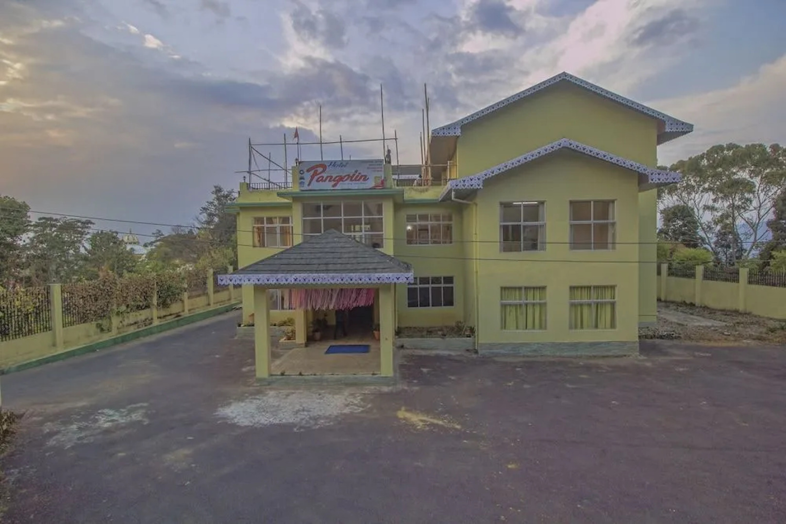 OYO 28084 Hotel Pangolin