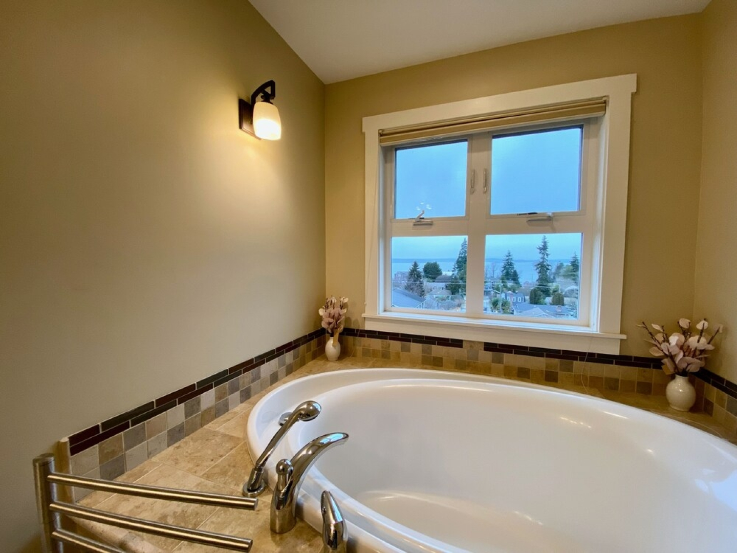 Tranquil 3BR House with Balcony