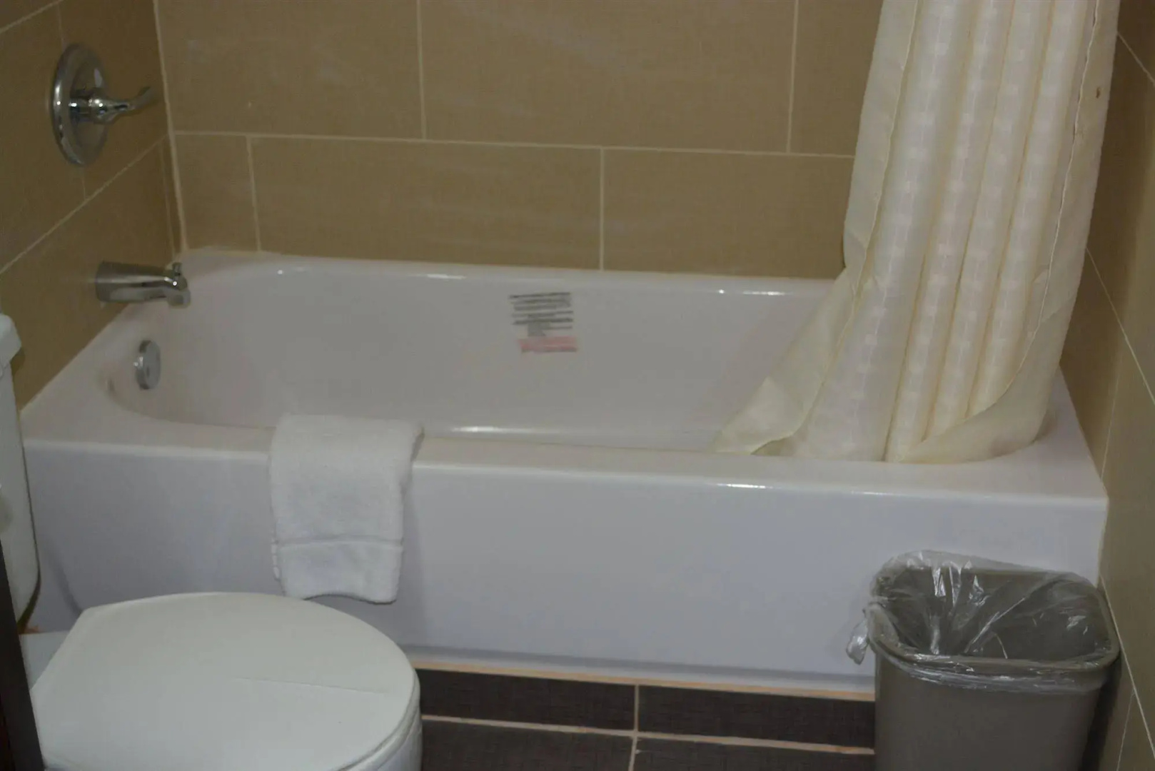 Travelodge by Wyndham Avenel Woodbridge
