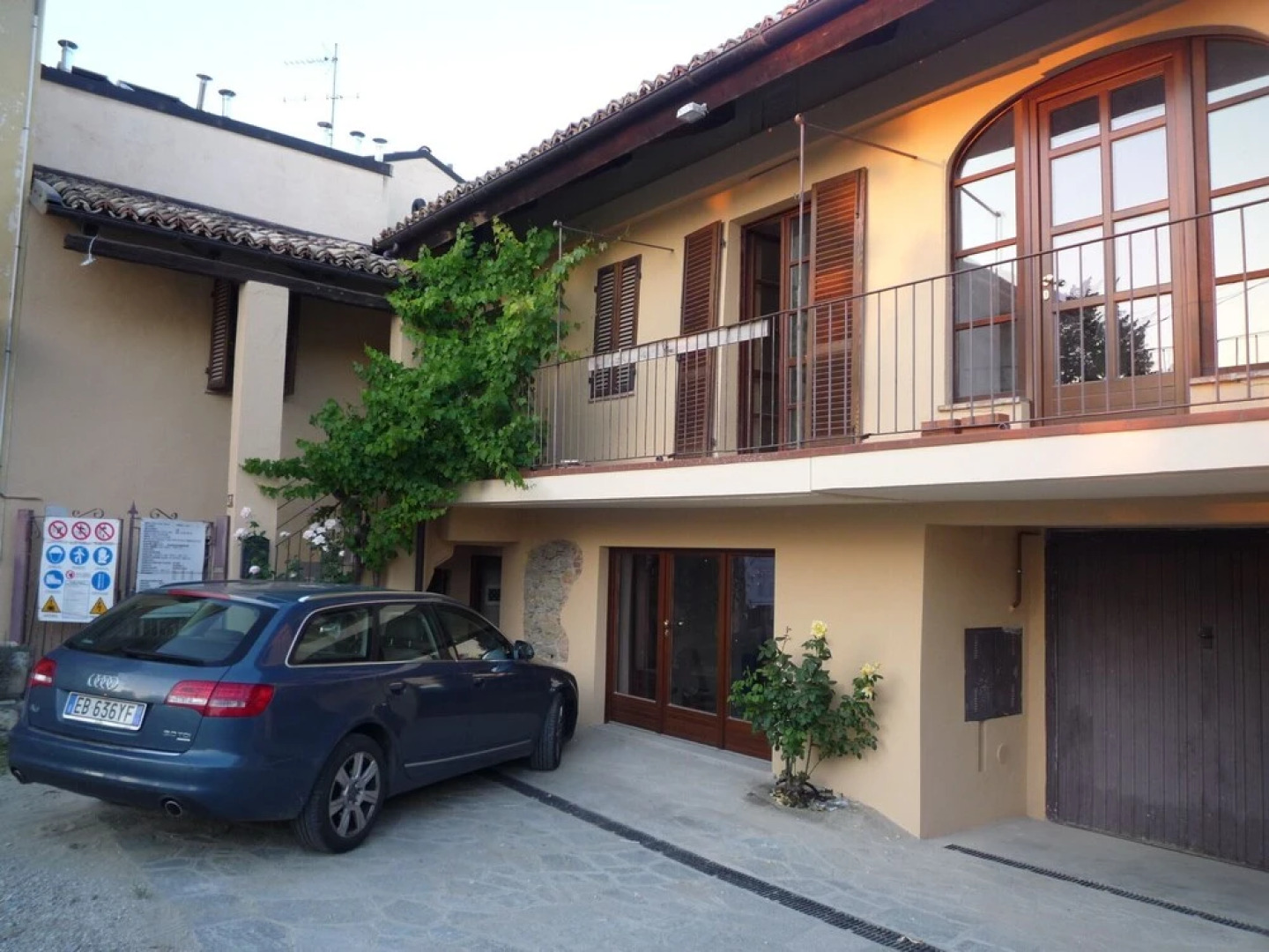 The Vigna del Parroco 2 is a House With two Apartments Located in Serralunga