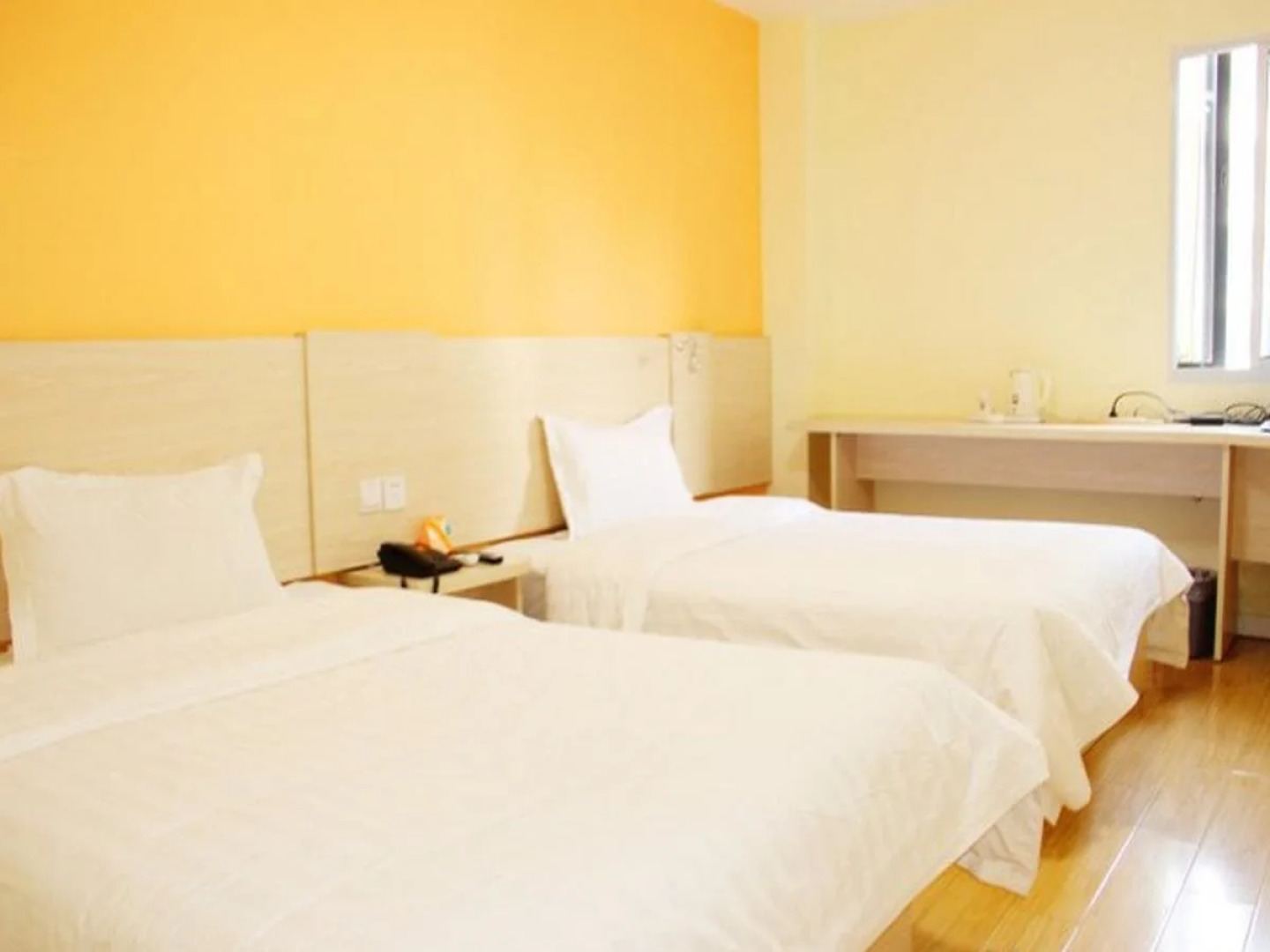 7Days Inn Wuhan Guanggu Walking Street Baoli Garden Branch