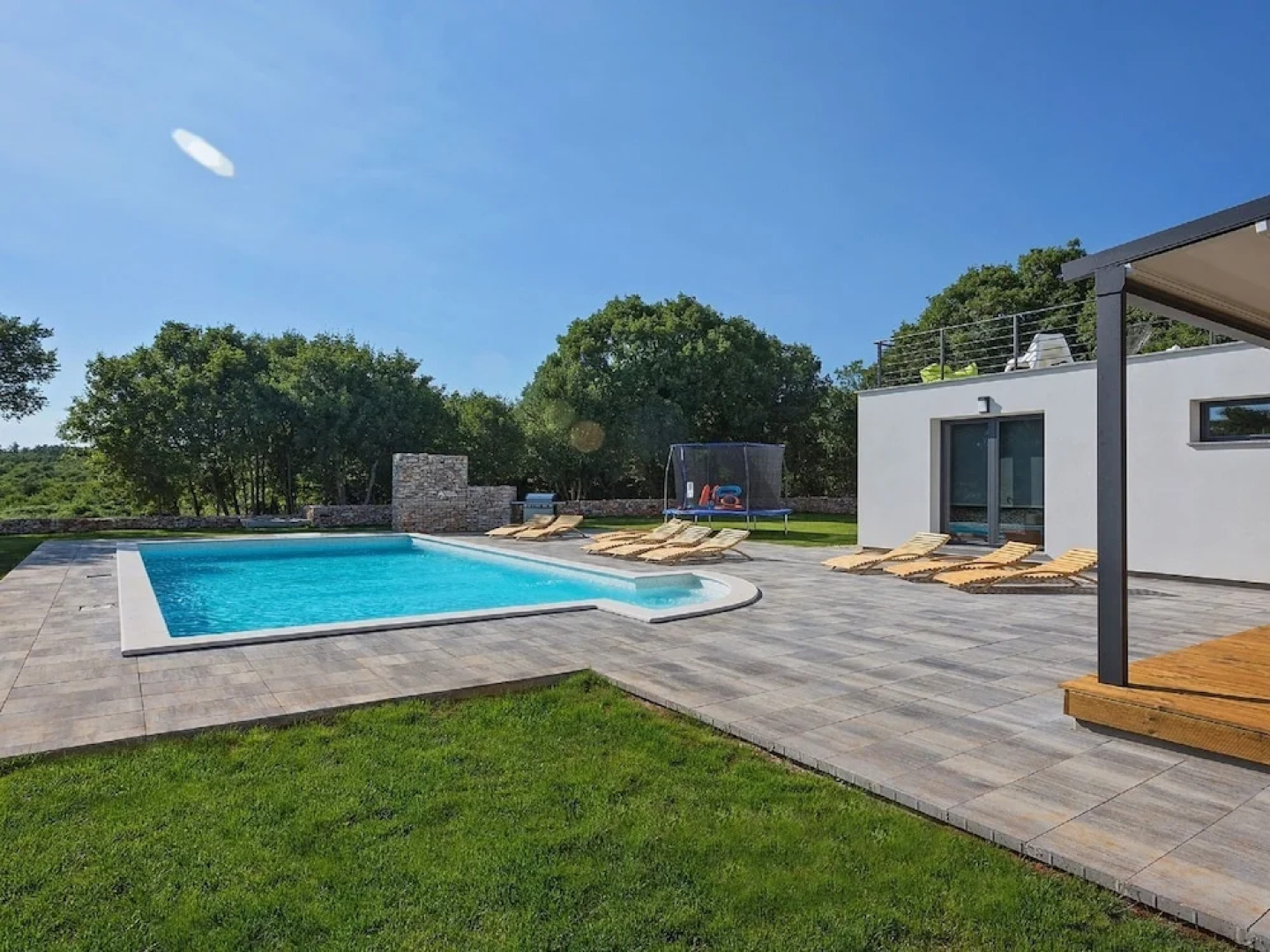 Lush Villa in Belavici with Pool & High-End Kitchen