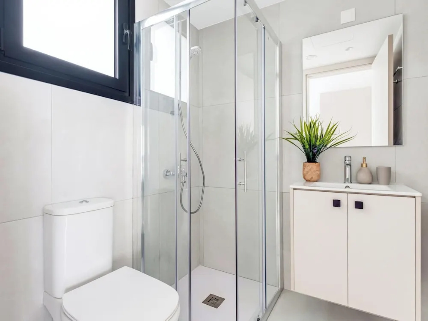 Sanders Elgio - Neat 3-bdr Apt With Rooftop