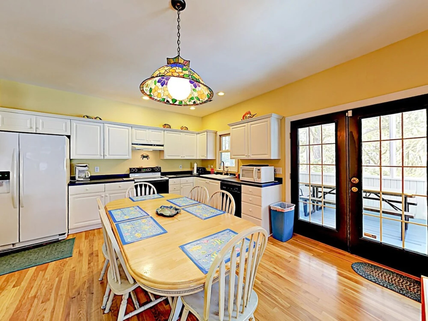 Large Family W/ Outdoor Dining, Walk To Beach 5 Bedroom Home