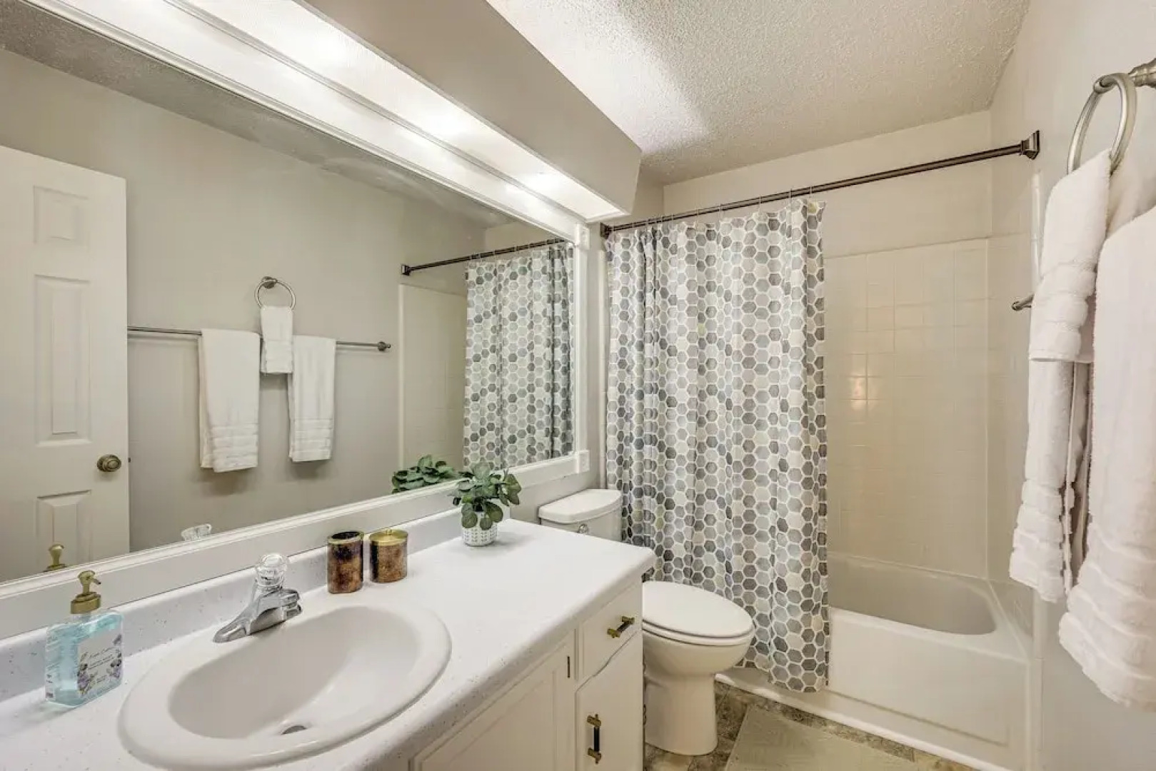 3 Mi to Randolph Afb: Family Home w/ Poker Table!