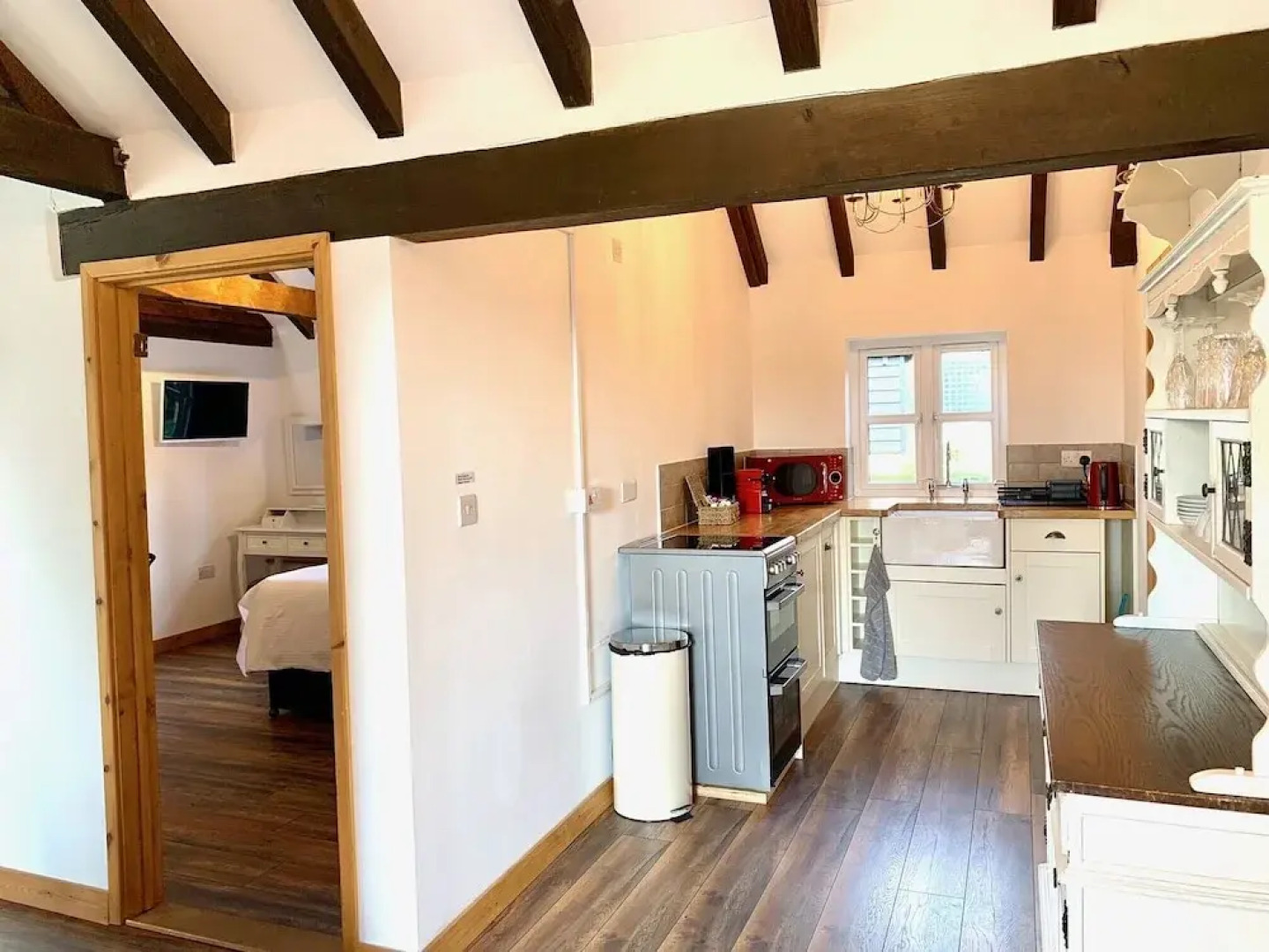 Flint Cottage - Sleeps 6 - Private Woodland