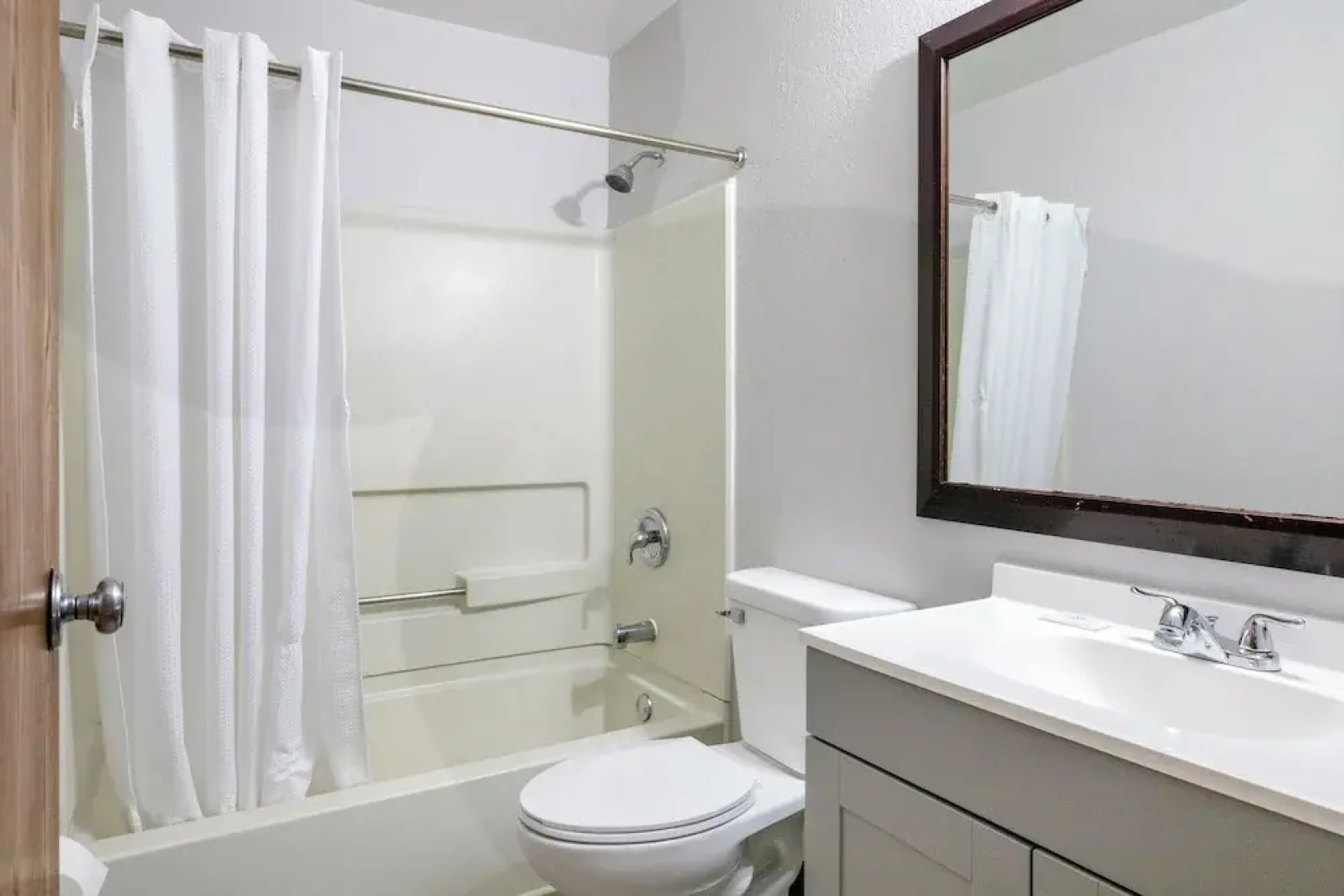 Super Inn by OYO Lansing MI