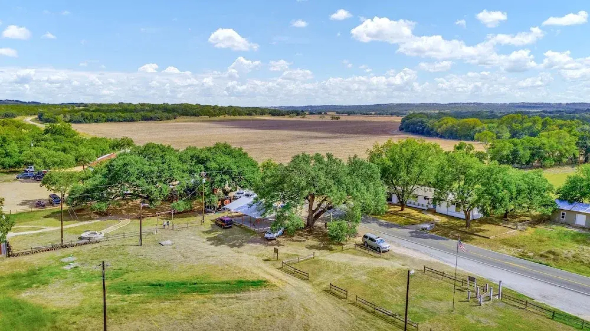 Luxury Cabin-right Across From Albert Dance Hall!