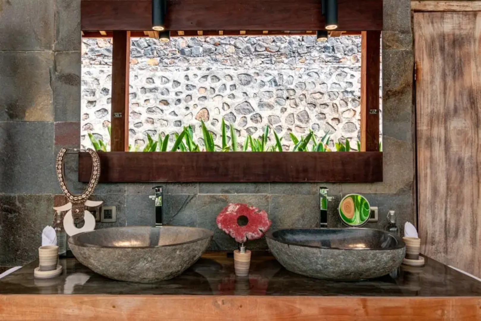 Palatial Wooden Villa, 4br, Lovina