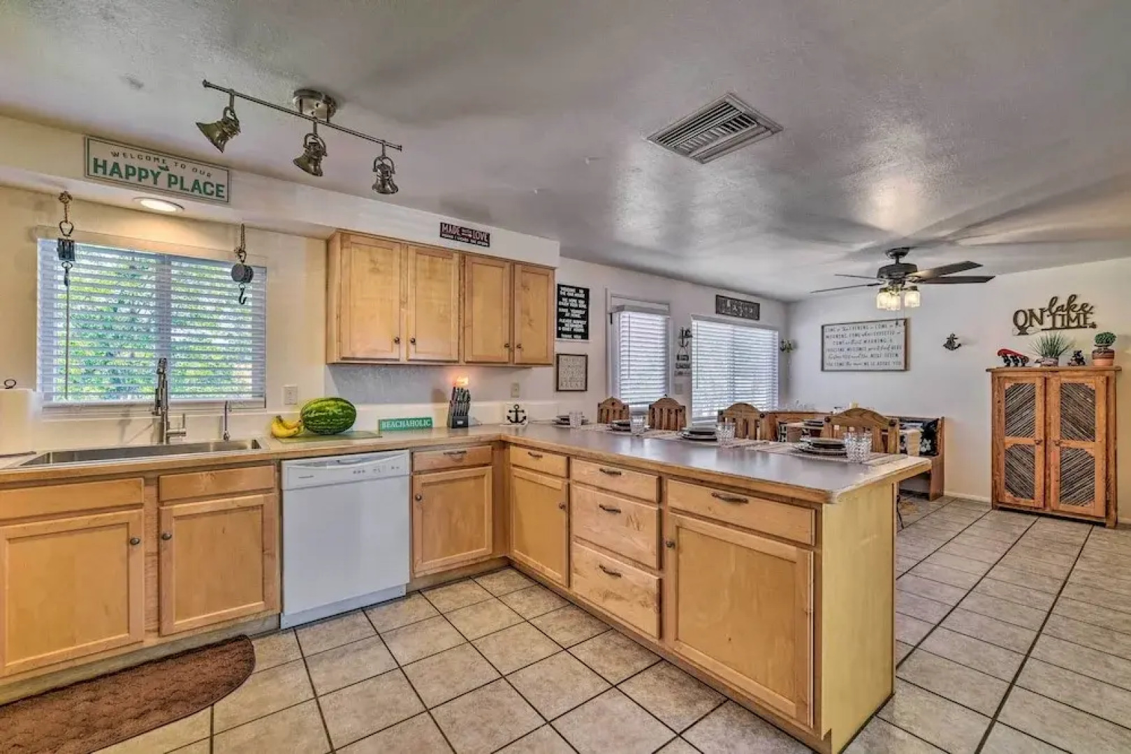 1 Mi to Canyon Tours: Vibrant Page Paradise!