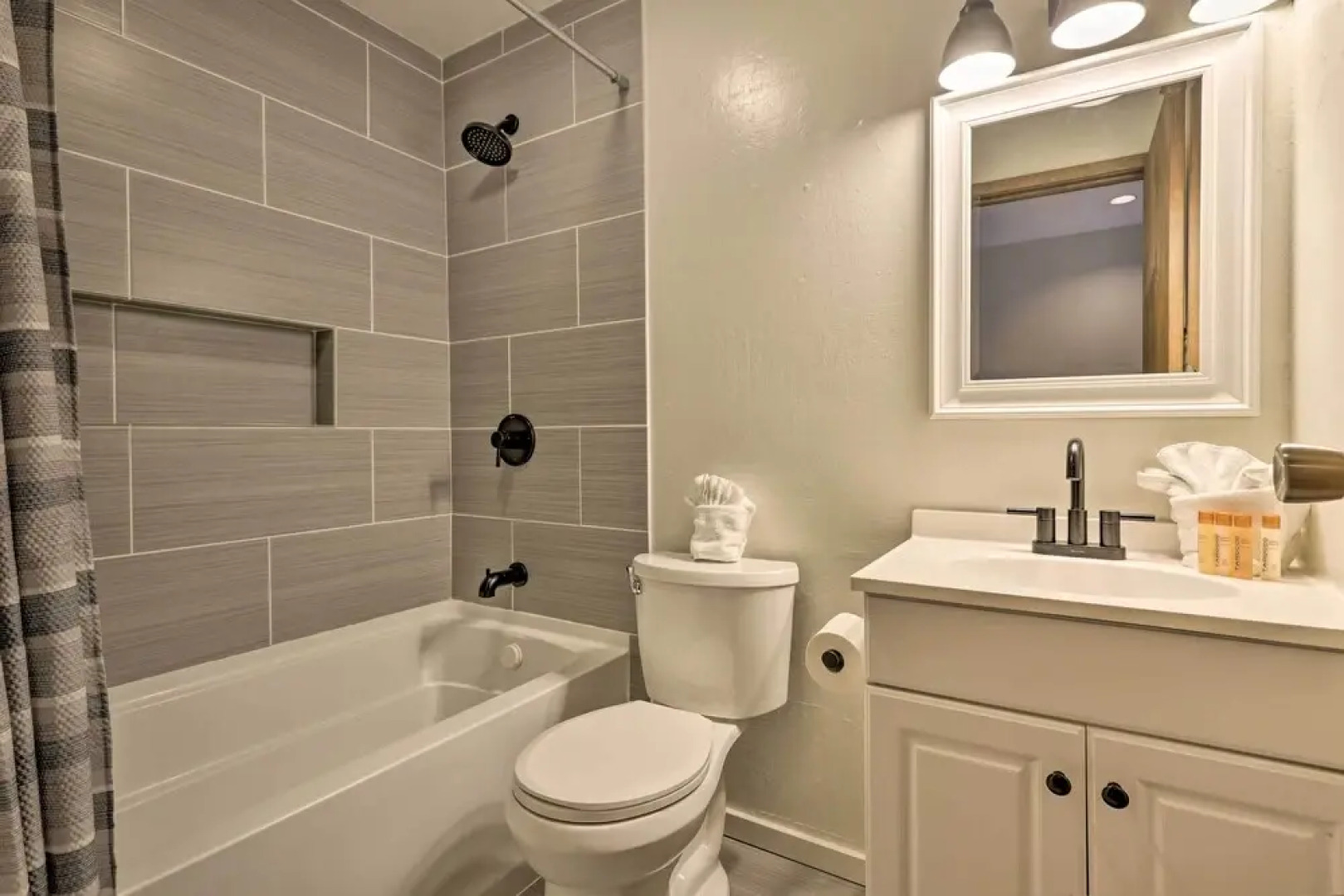 Lakefront Dillon Condo w/ Pool Access: Near Skiing