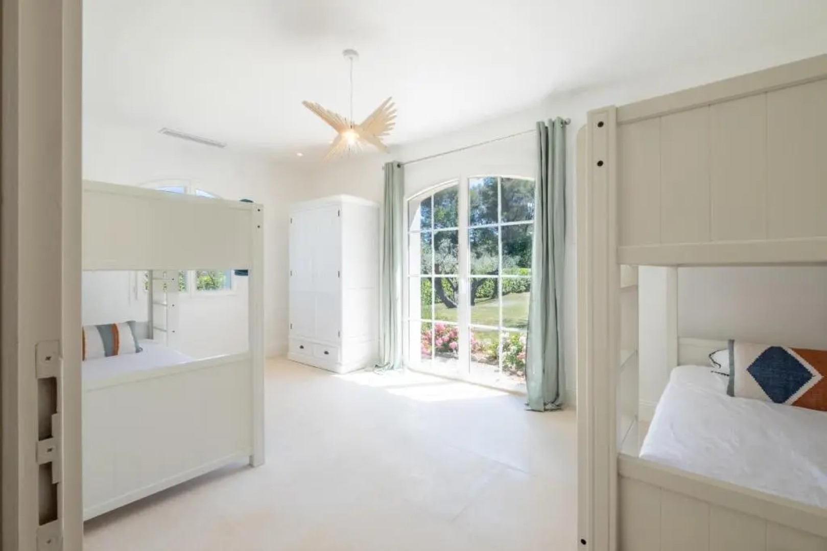 SERRENDY BIJOU de 280m2 au calme absolu avec piscine à débordement