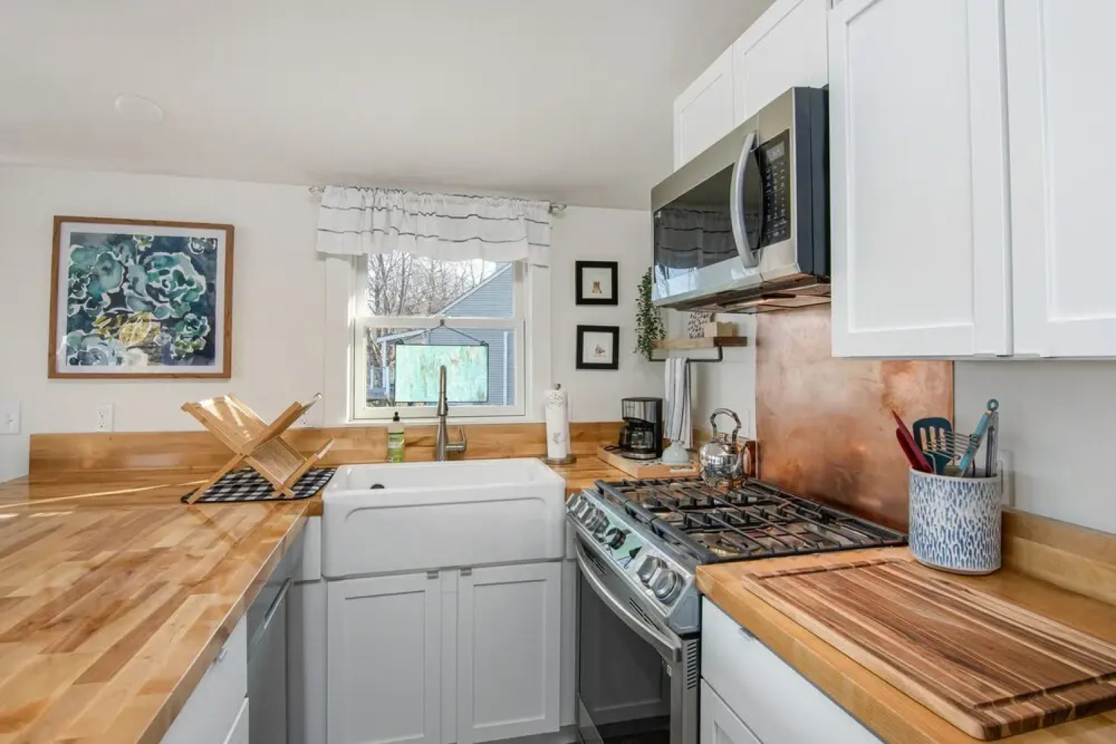 Cozy Lakeshore Cottage