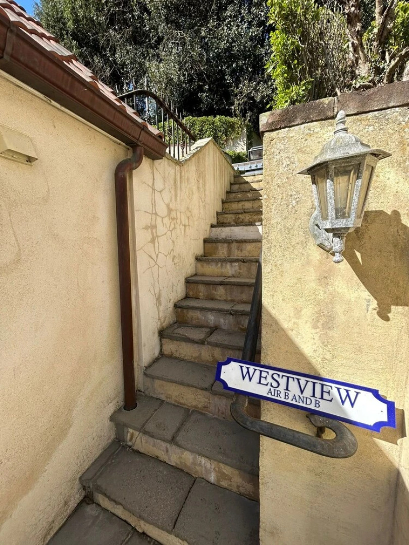 Charming En-suite Bedroom With Patio in St Aubin