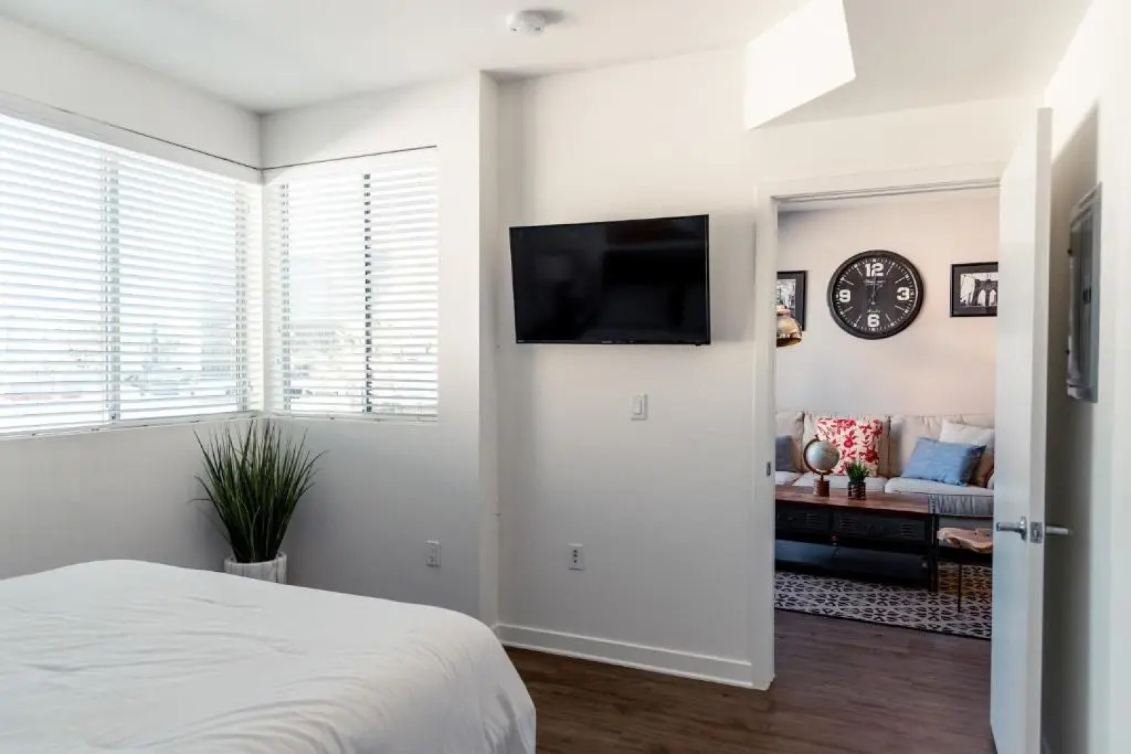 Santa Monica 2 Bed/ 2 Bath