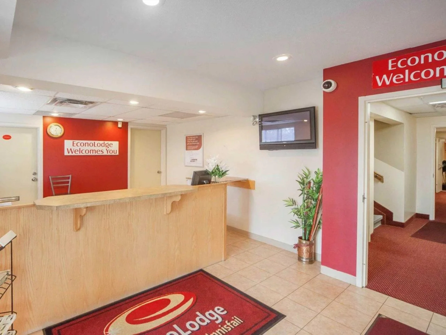 Econo Lodge Inn & Suites