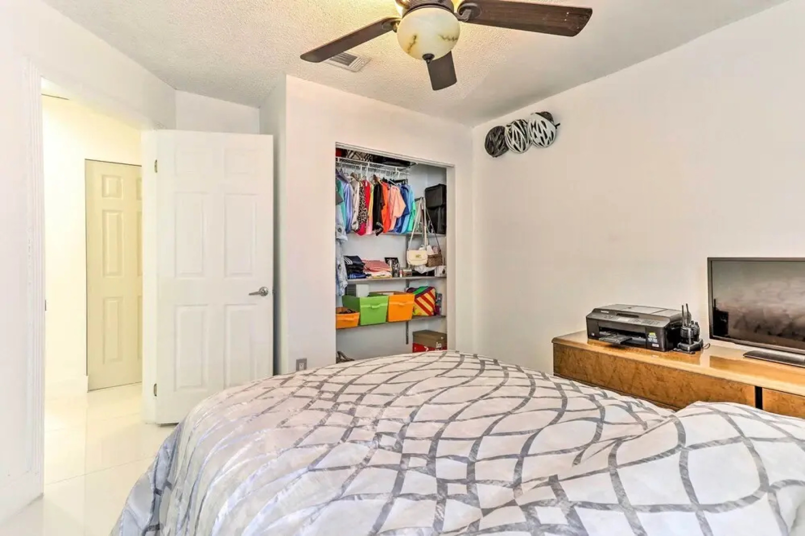 Sunny Miami Retreat - Pool, Patio & Gas Grill!