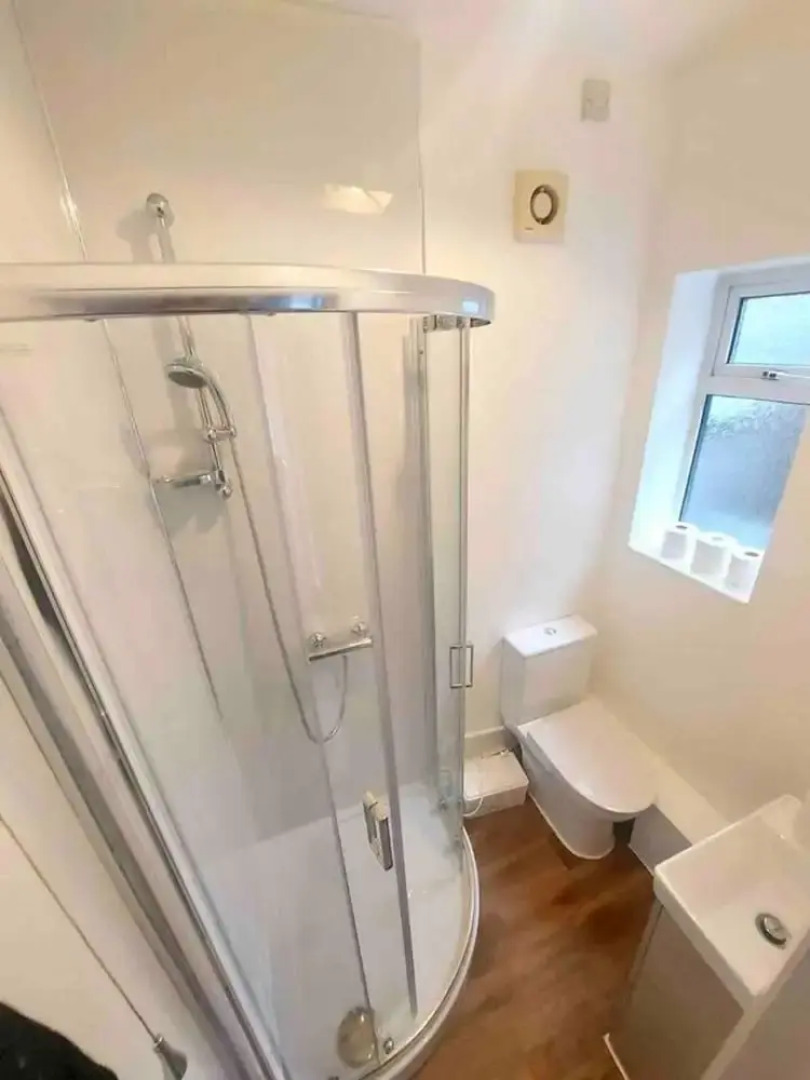 Inviting 4-bed House Near Heathrow w/ Fireplace