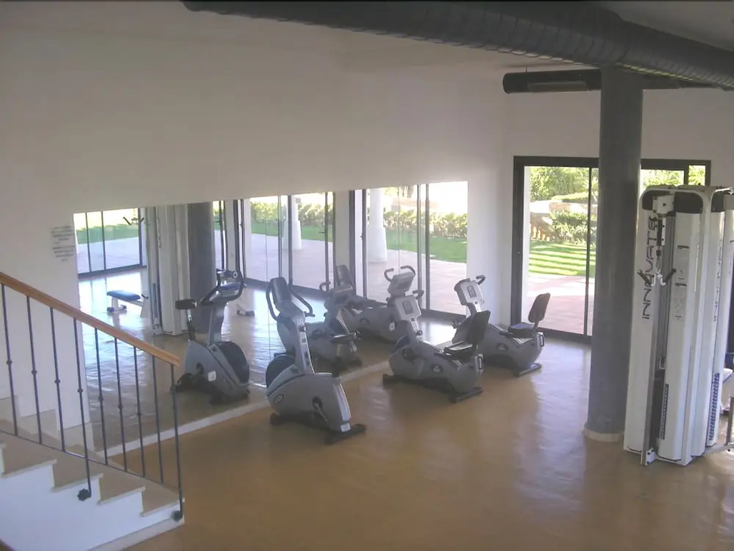 Sotogrande piscina gimnasio padel vistas al rio by Lightbooking