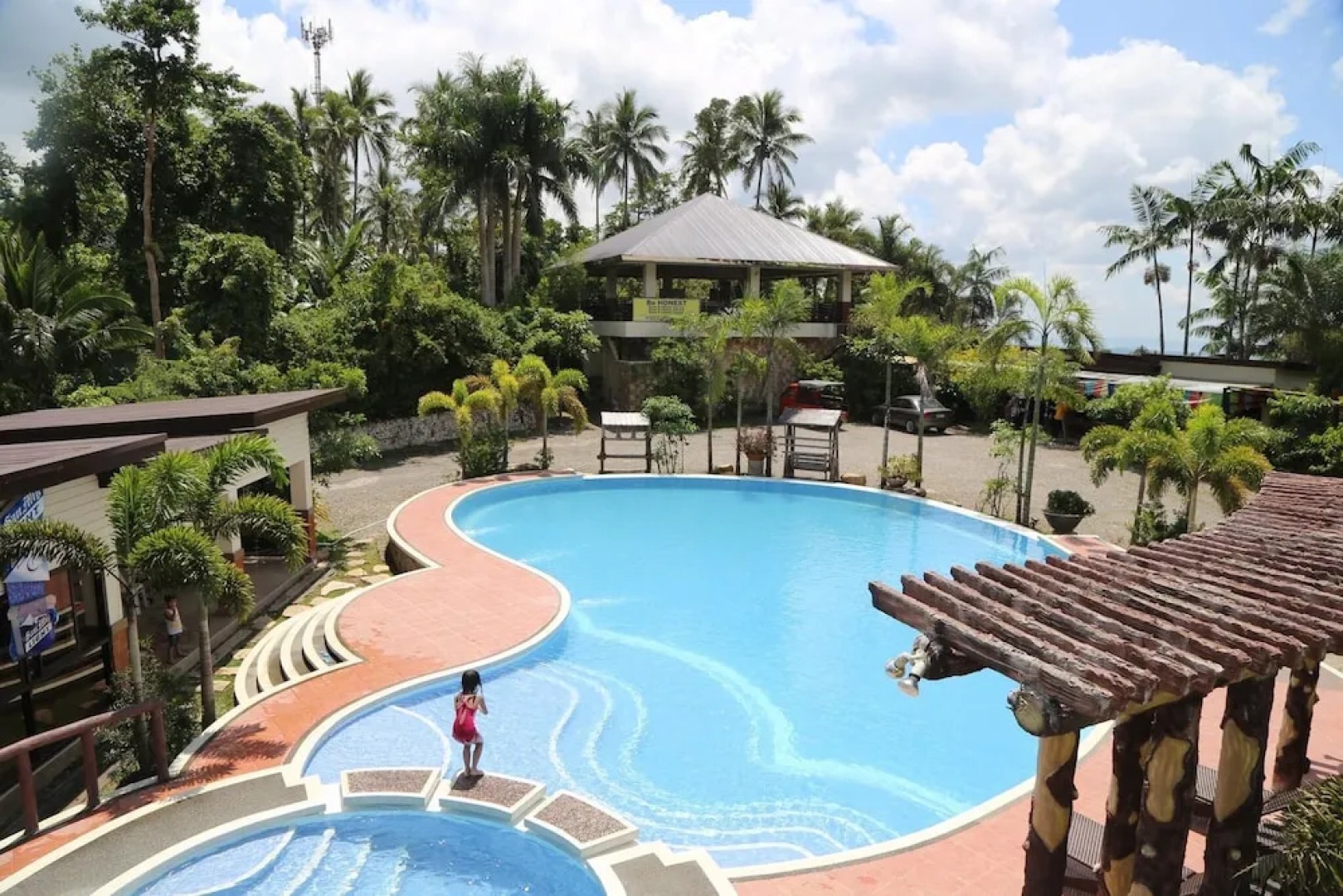 Kamayan sa Palaisdaan Hotel and Resort