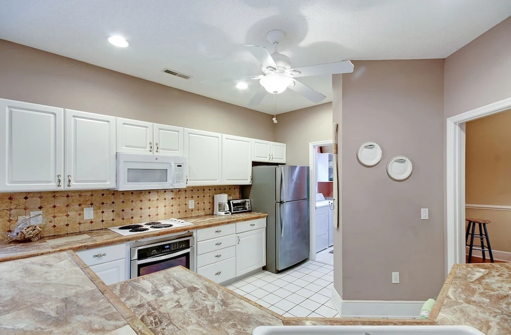 Spacious Overlooking Lagoon 5 Bedrooms 2.5 Bathrooms Home