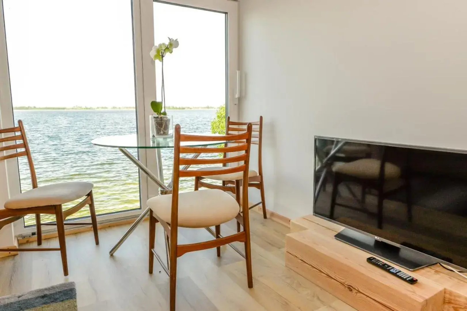 Vivaldi Lake House