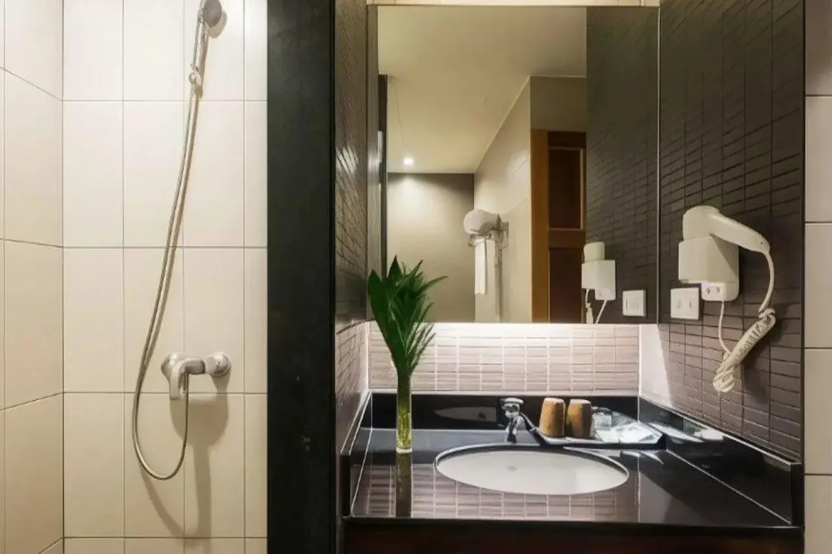 Sea Me Spring Too Hotel