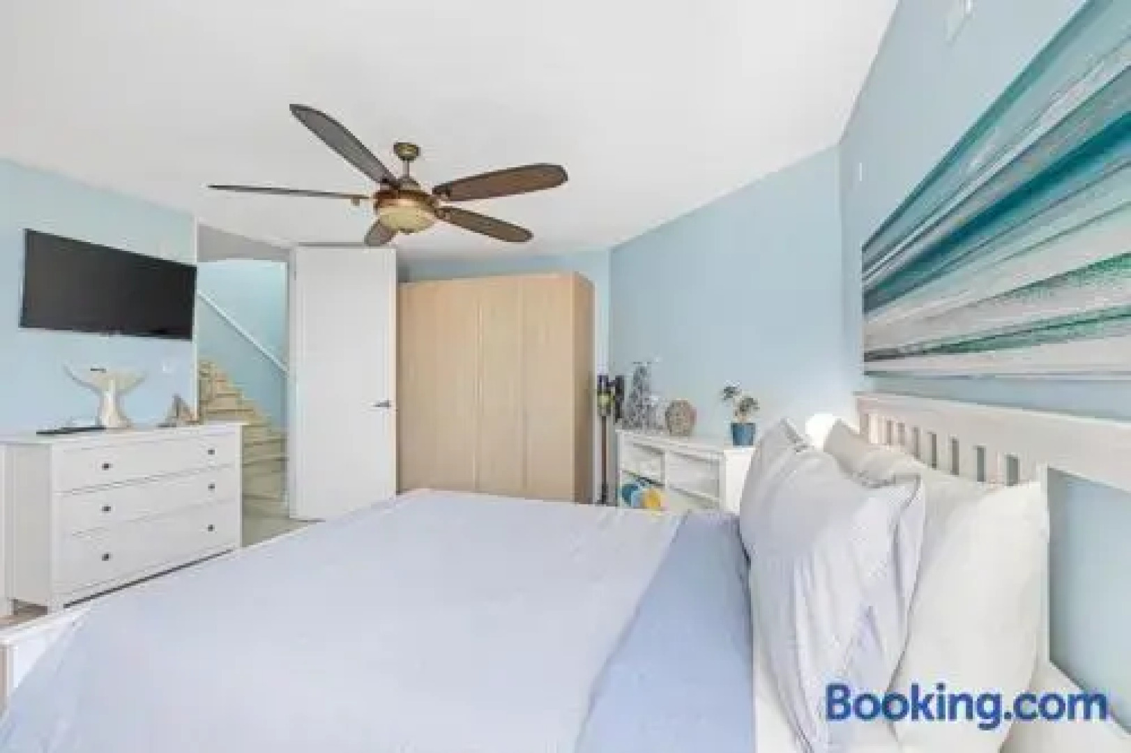 Ocean View Penthouse With Pool, Beachfront Complex 2 Bedroom Apts by Redawning