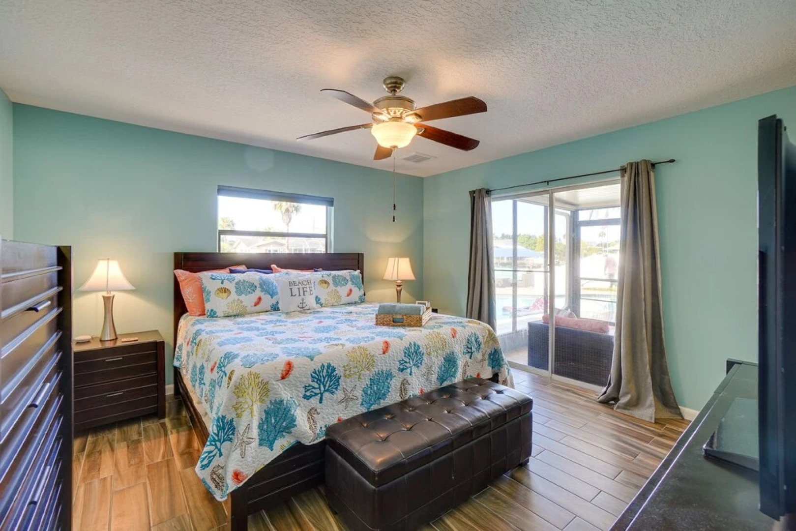 Waterfront Oasis w/ Hot Tub ~ 10 Mi to Dtwn Tampa